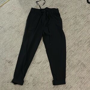 Lululemon ankle pant. Size 8. Black. Cuffed bottom